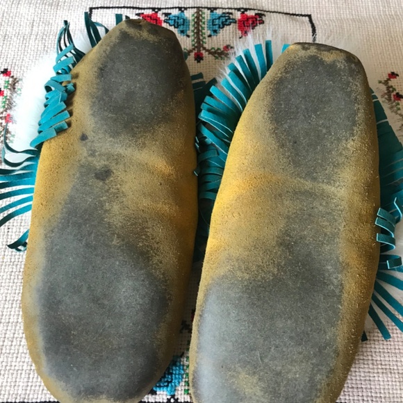 Handmade Moccasins Yukon Indigenous Artist Amanda Leas - Picture 6 of 10